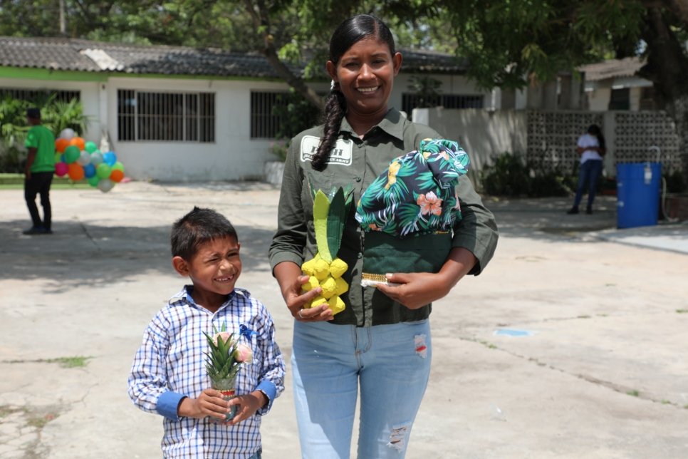 Nairis, lideresa comunitaria venezolana, con su hijo en Barranquilla