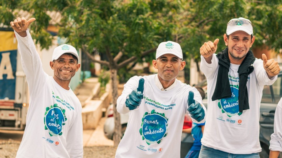 Equipo de recuperadores ambientales en Santa Marta
